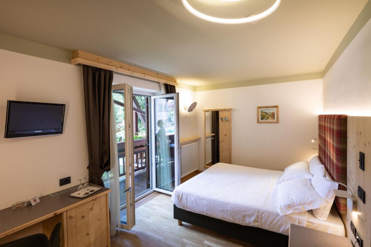 Hotel Medil Campitello di Fassa Esterno foto