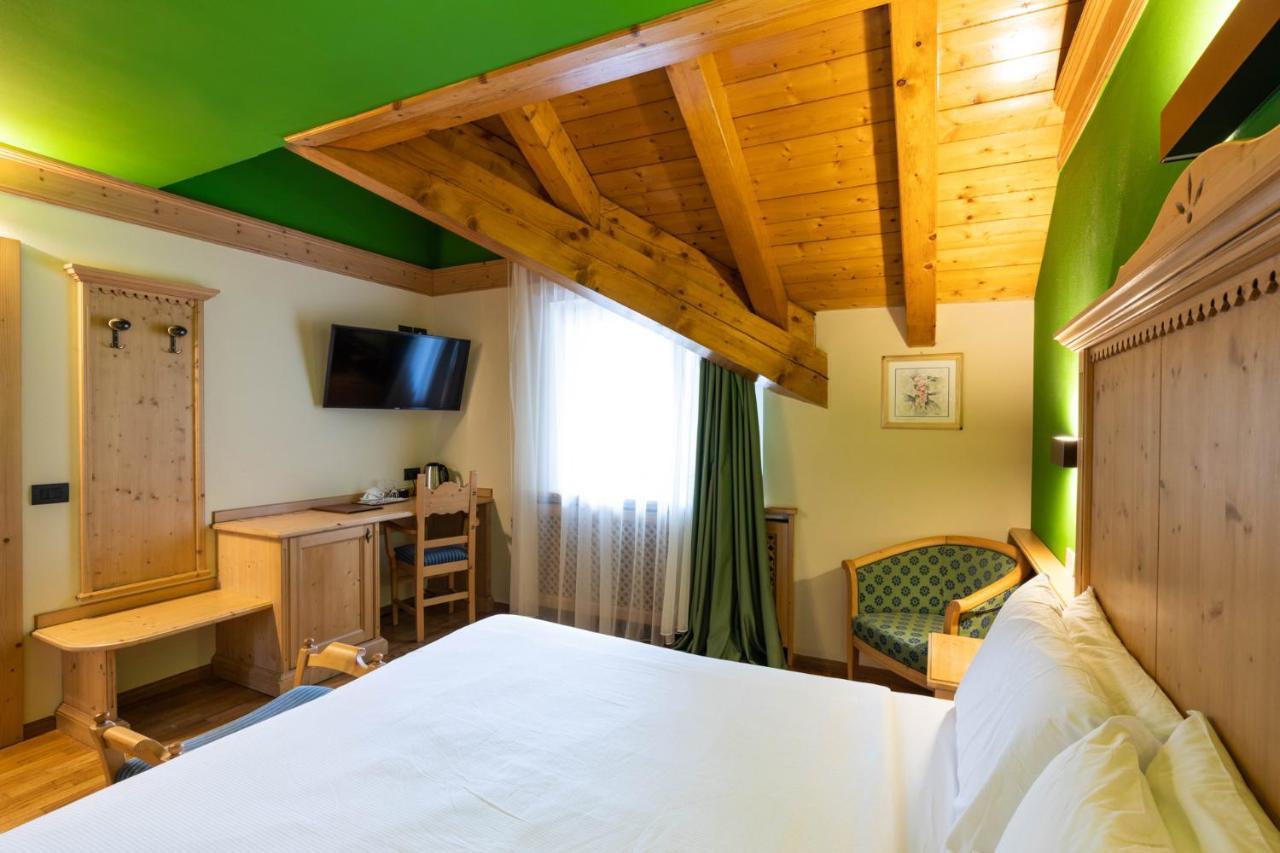 Hotel Medil Campitello di Fassa Esterno foto