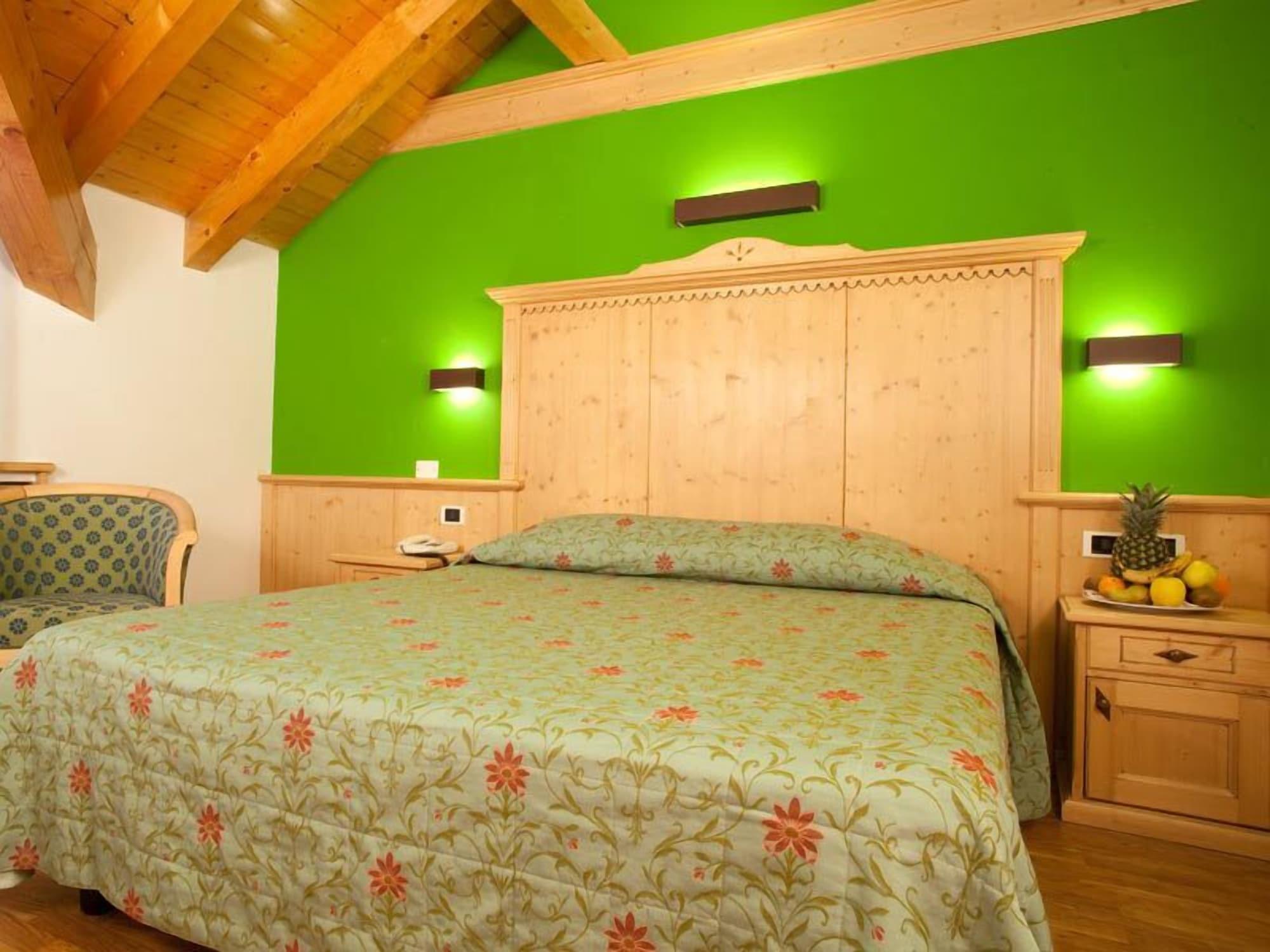 Hotel Medil Campitello di Fassa Esterno foto