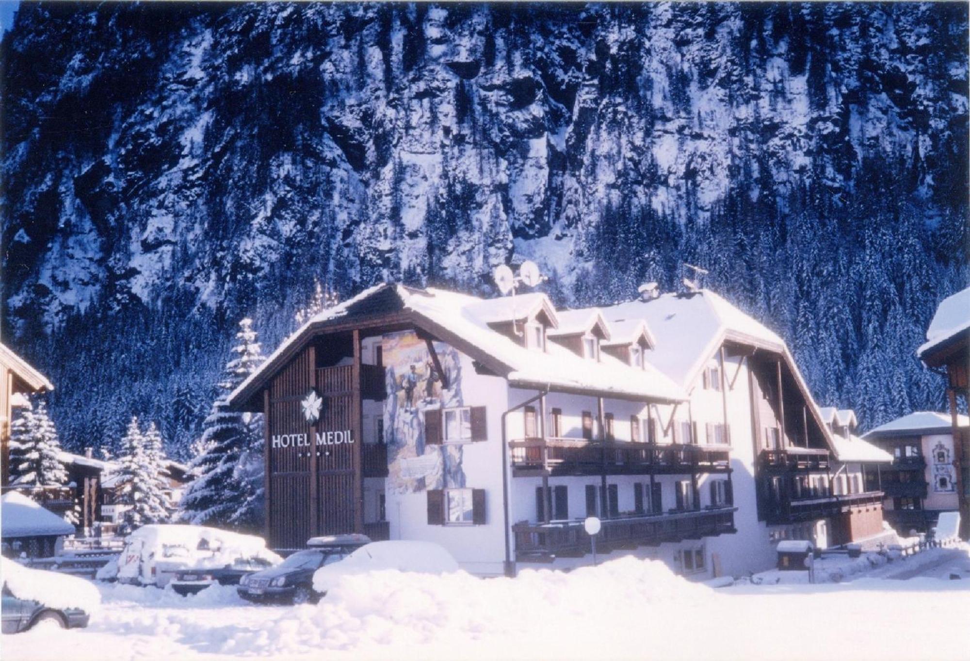 Hotel Medil Campitello di Fassa Esterno foto